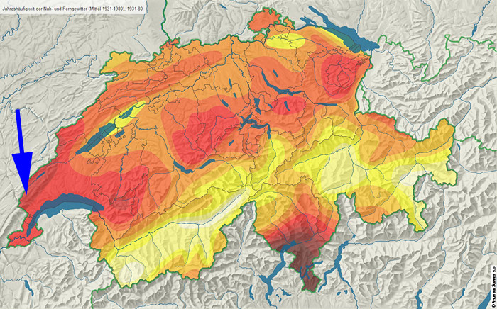 Häufigkeit der Nah- und Ferngewitter, Mittel 1931-80 (Quelle: Atlas der Schweiz). Der Pfeil weist auf die Region mit den Kandelabertannen